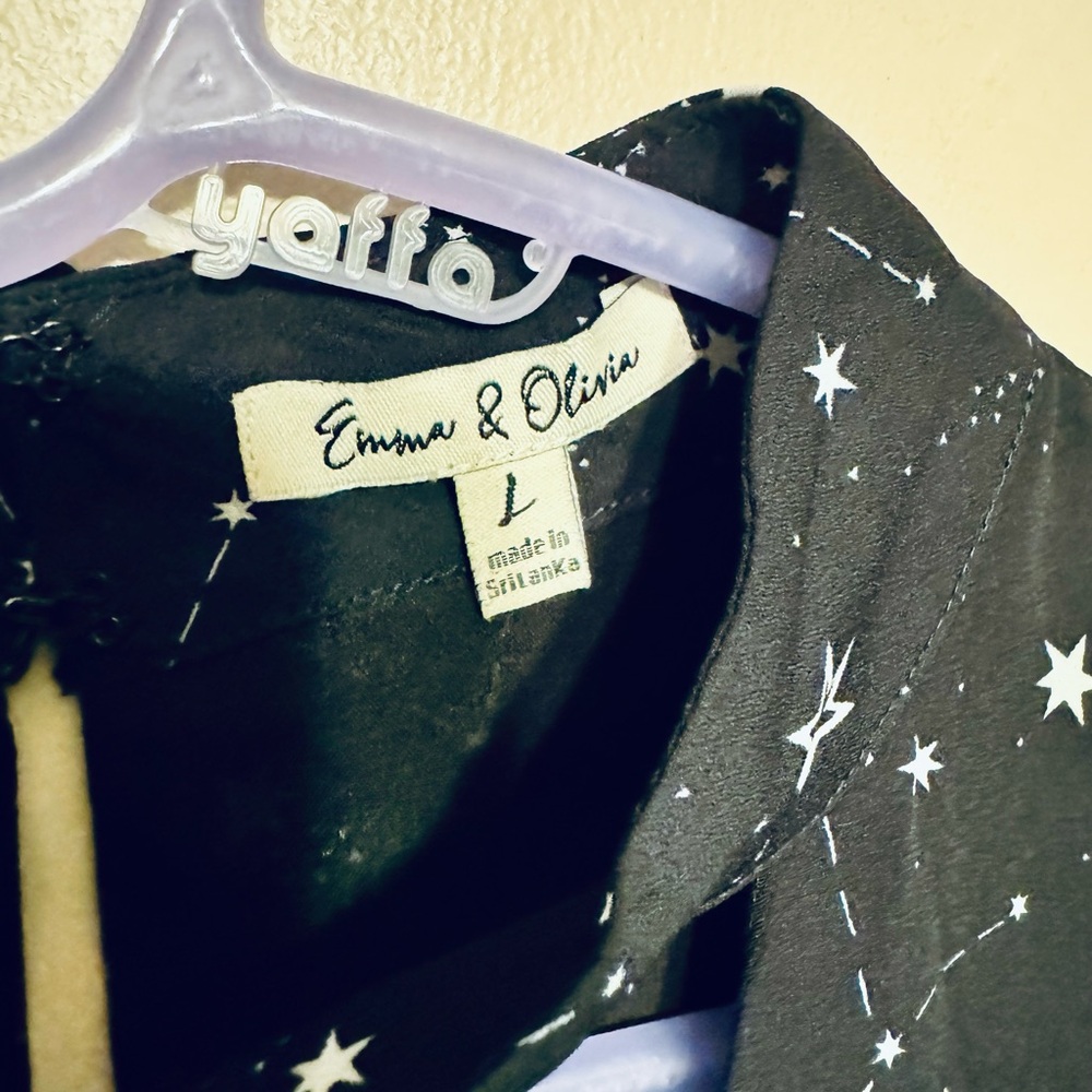 LAST CHANCE- Star blouse with triangle cutout over throat area. - Picture 3 of 6